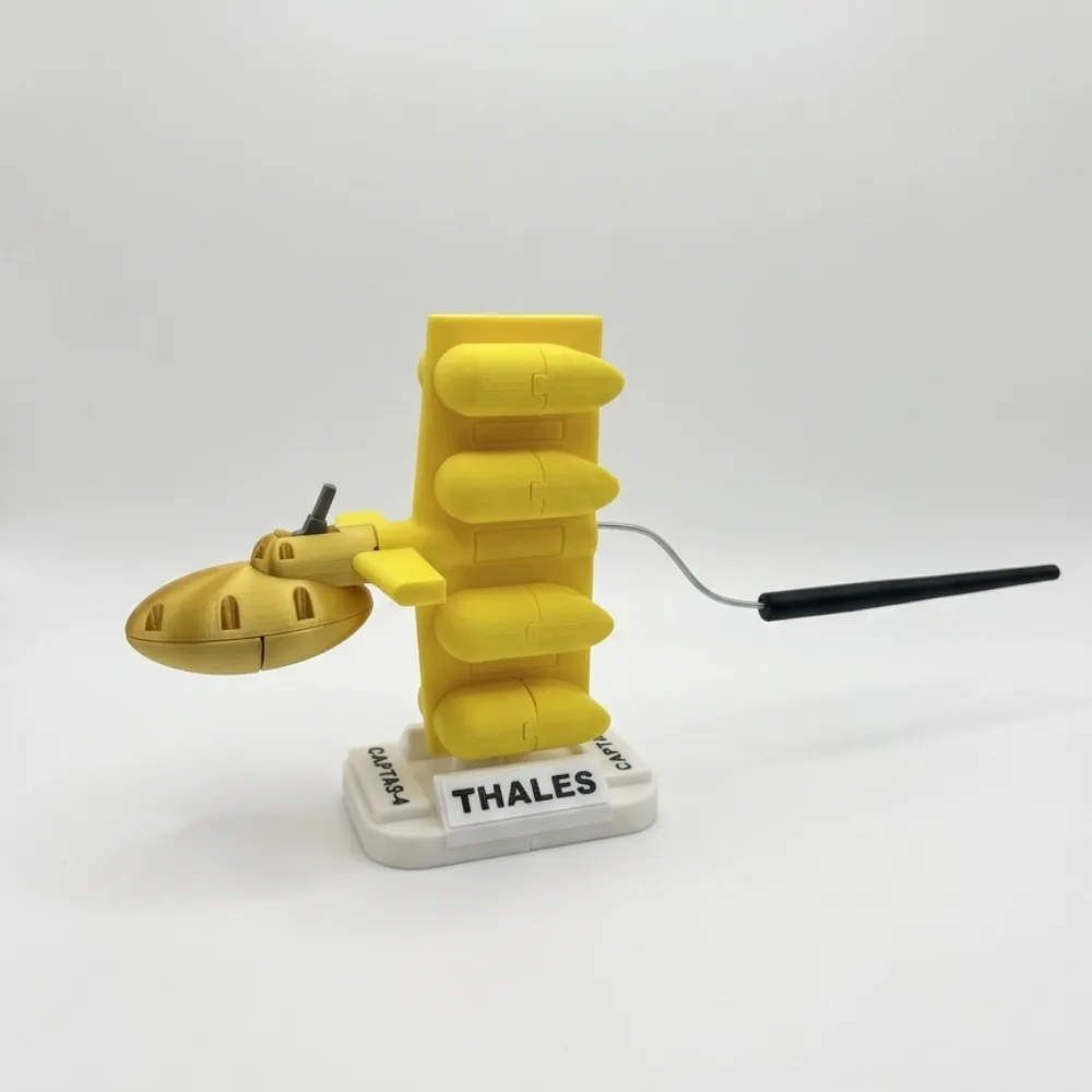 Maquette du système sonar CAPTAS-4 de Thales imprimée en 3D, en jaune et blanc